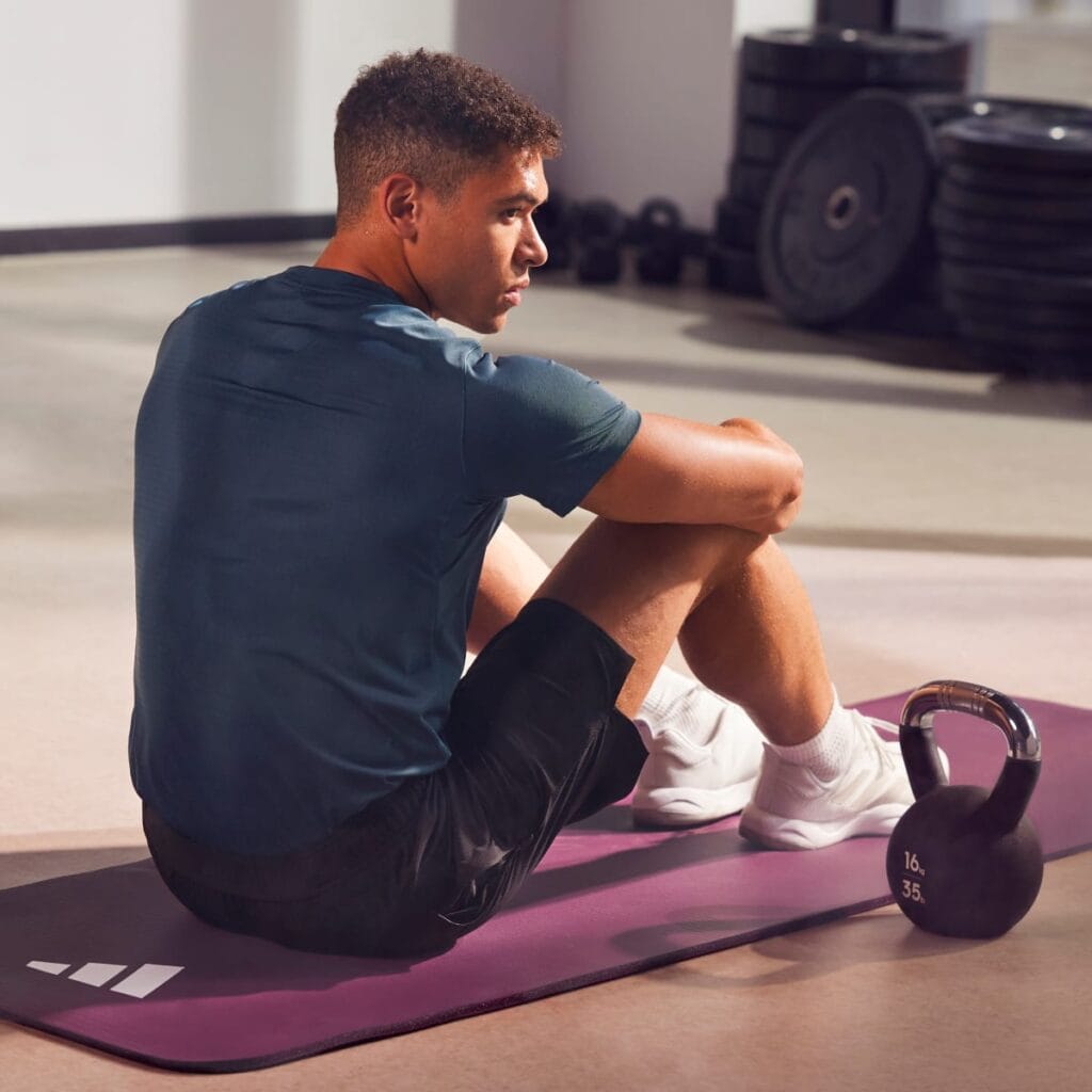 Persona entrenando sobre la adidas Esterilla Fitness 10 mm Maroon IR4340
